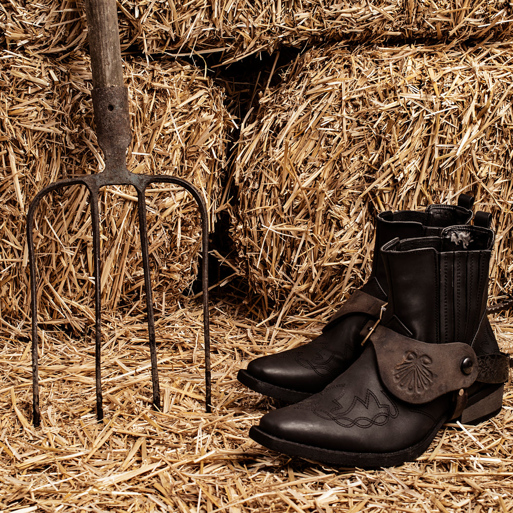 Cowboy Boots And Shorts: A Bold Fashion Statement or a Mismatch?